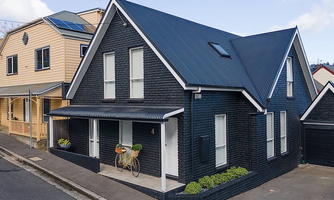 Launceston CBD House | The Very Trendy Black House