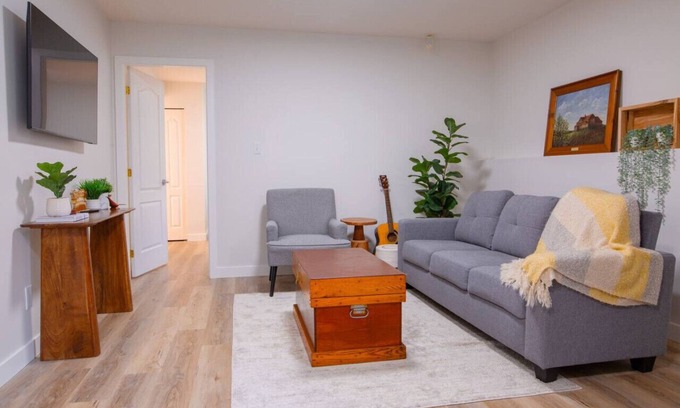 Abbotsford House | The Vida | Cozy, Pet-Friendly 1-Bed Hideaway