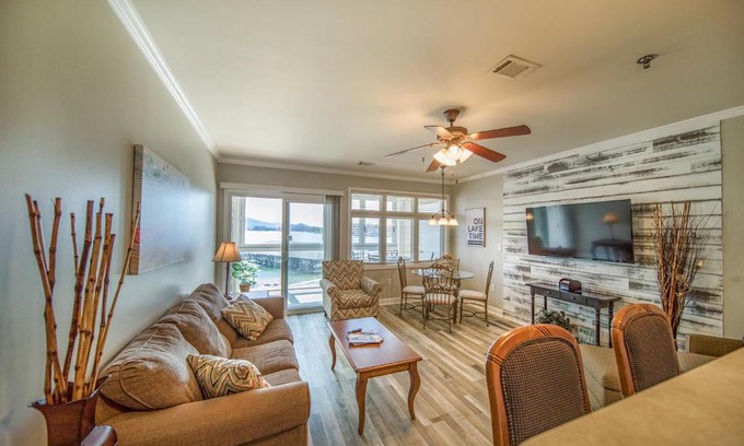 Huddleston Apartment | The View -Unit 317