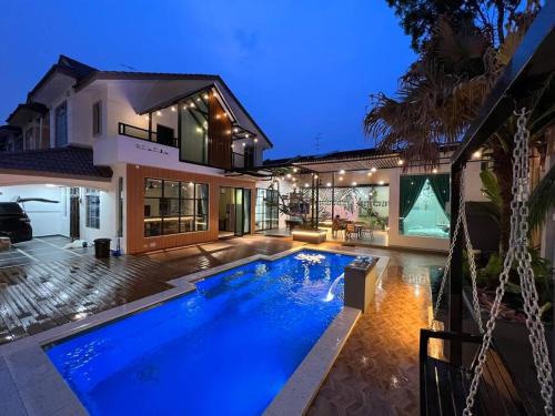 Bukit Indah House | The Viista Retreat 6 Bedrooms with Private Pool