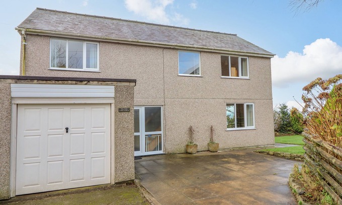 Harlech Cottage | THE VILLA, pet friendly, with a garden in Harlech