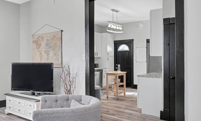 Washington House | The WashMO Hospitality House WALK to riverfront, shopping, wine shuttle, HOT TUB