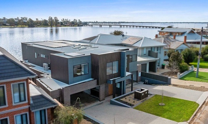 Yarrawonga House | The Waterfront Yarrawonga
