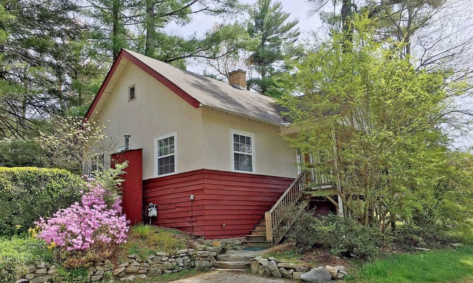 Flat Rock Cottage | The Waterlily Cottage-2 Bedrooms /2 bathroom cottage -located in Flat Rock,NC-