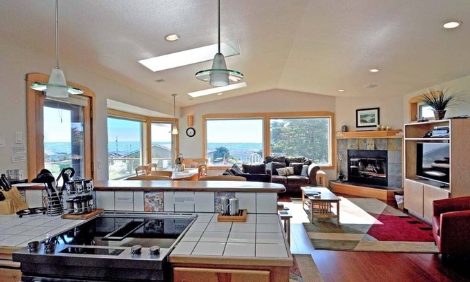 Sandpiper Village House | The Waves House! Breathtaking Ocean View, Hot Tub, King Beds, Dog-Friendly.