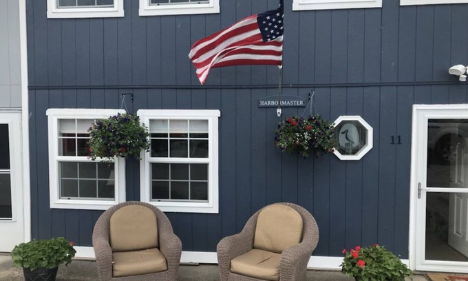 Sandusky House | The Wayward Sailor's Boathouse - Minutes to Cedar Point