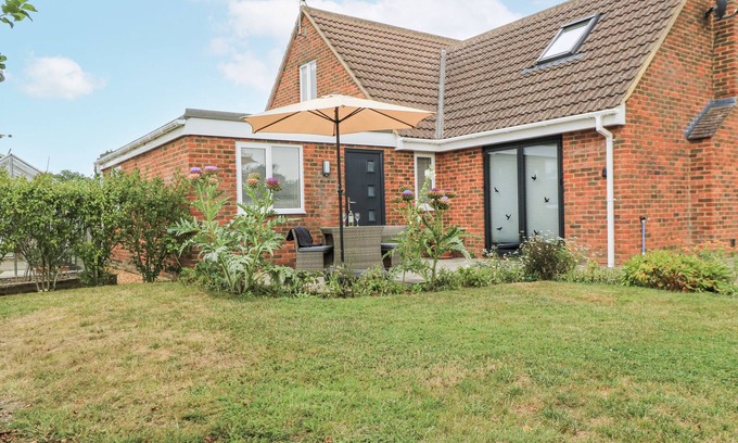 Potterne Cottage | THE WEST WING, romantic, with a garden in Potterne