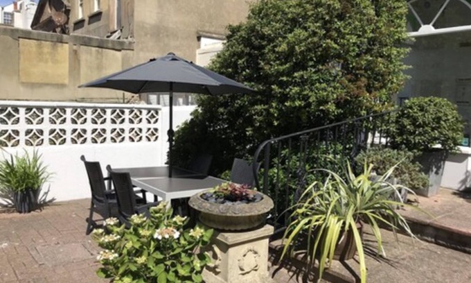 Kemptown Hotel | The White House