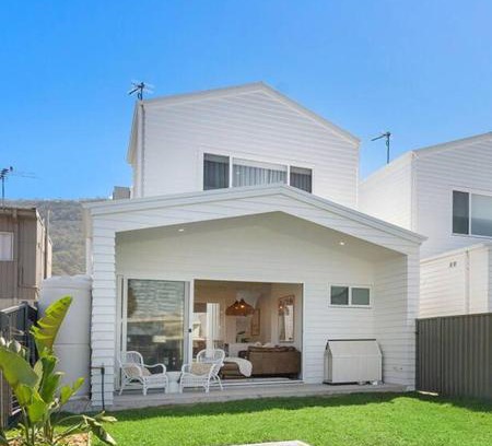 Corrimal House | The White House near beach & shops