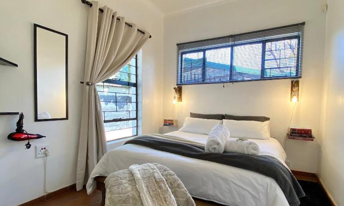 Hartbeespoort Apartment | The White House
