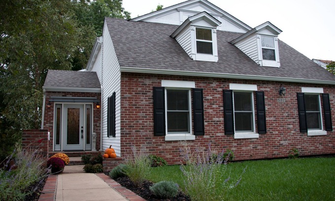 St. Charles House | The Wild Rose ~ A Custom Glam Cottage with Theater! In Historic Old St Charles