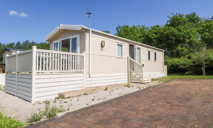 Skipton Cottage | THE WILLOWS-38, pet friendly, with a garden in Long Preston