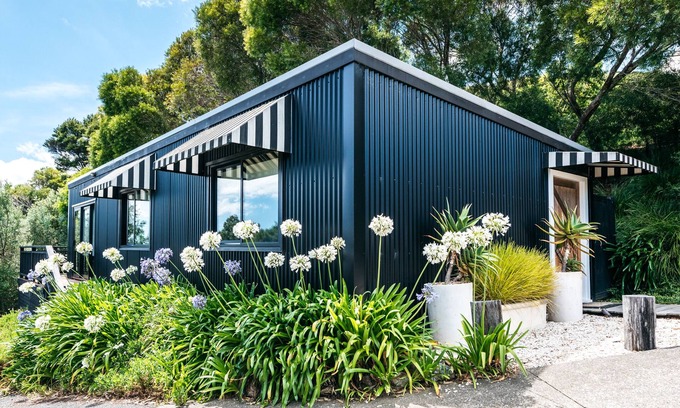 Omiha Cottage | THE WINEMAKERS COTTAGE | Coast & Country |