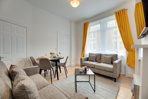 Fenham House | The Wingrove Retreat by Week2Week Contractor & Business Travel Stays