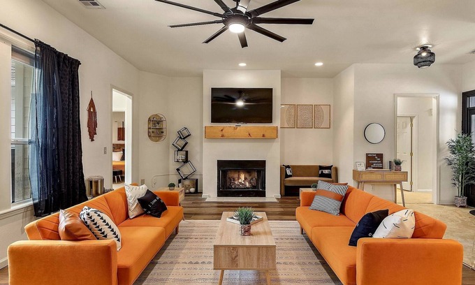 Catoosa House | The Woodbriar, close to Hard Rock Casino, downtown Tulsa/BOK + patio w/fire pit
