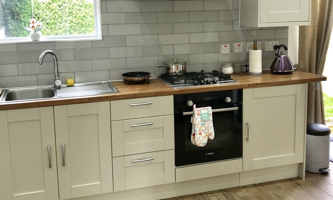 Headington House | The Woodfarm Lodge - 3 Bedroom House with parking - Oxford