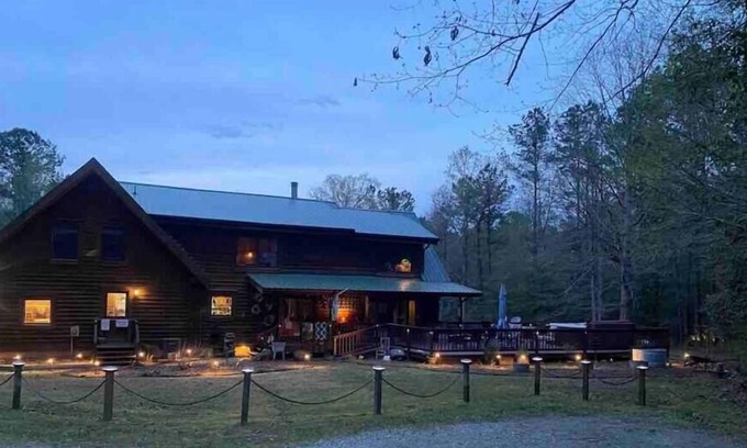 Zuni House | The Woodlands Private, peaceful, secluded log home