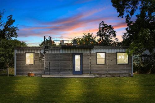 Waco House | The Woods- Container Tiny House 12 min to Magnolia/Baylor/Downtown
