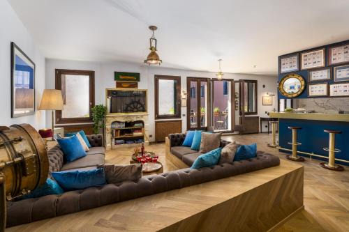 Castello Apartment | The Yacht House Canal View