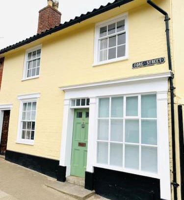 Framlingham House | The Yellow cottage on the hill.