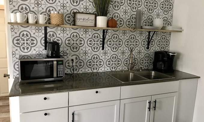 Laurium House | The Yellow Door Place! Convenient & Sleeps 6!