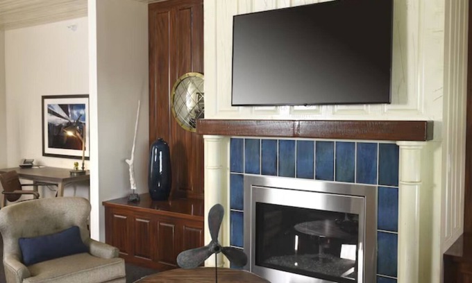 Broken Arrow Hotel | Theme Suite w/Whirlpool, Stoney Creek, Living Area w/Fireplace!