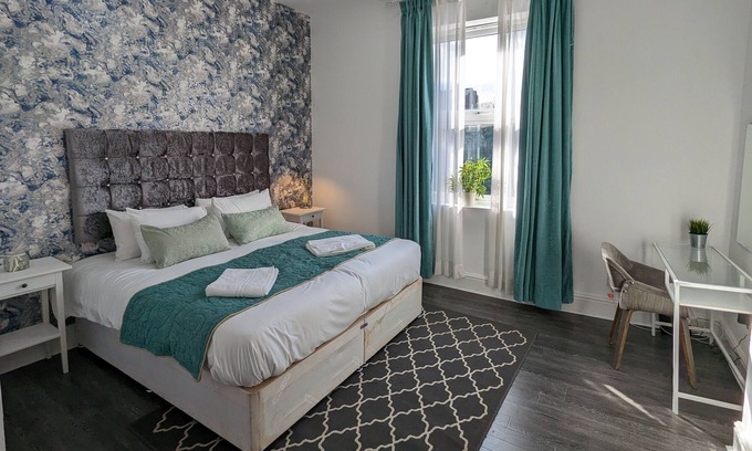 Edgbaston Apartment | This aparthotel is a 2 bedroom(s), 1 bathrooms, located in Birmingham, England.
