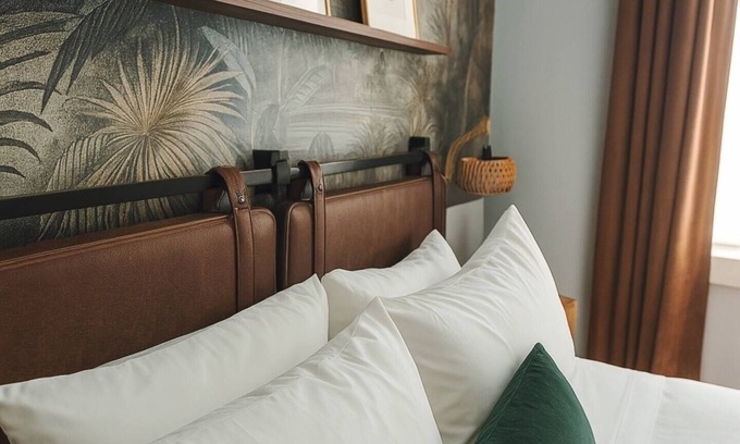 West Town Apartment | This apartment is a 2 bedroom(s), 1 bathrooms, located in Chicago, IL.