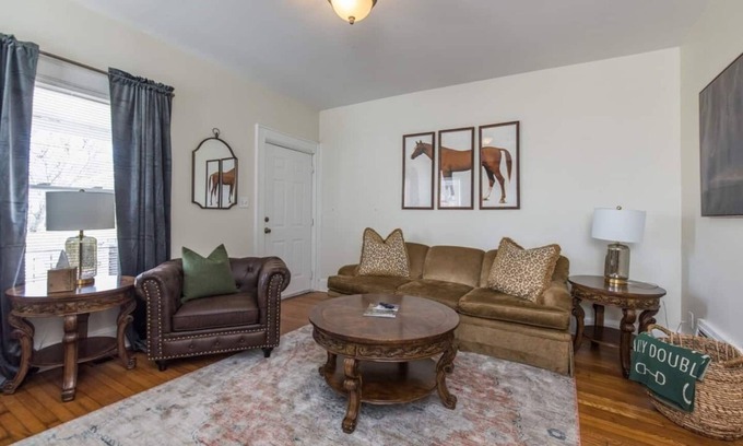 Lexington House | This bungalow is a 2 bedroom(s), 1 bathrooms, located in Lexington, KY.