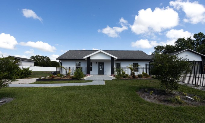 Braden River House | This centrally-located Parrish house has everything you need for a lovely stay!