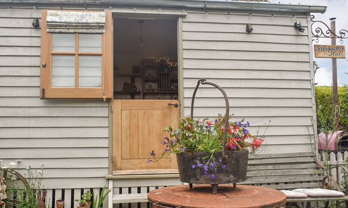 Dursley Cottage | This cosy and quiet Shepherd’s Hut is a great way to unwind.