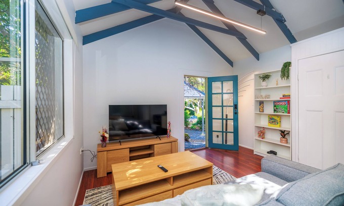 Eagle Heights Cottage | This Cosy one Bedroom Studio is Located 2 Minutes From the Heart of Galley Walk!