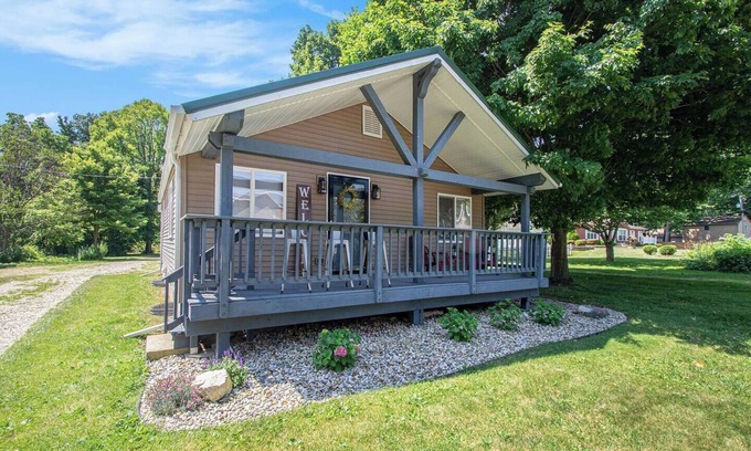 Paw Paw Lake House | This house is a 2 bedroom(s), 1 bathrooms, located in Coloma, MI.