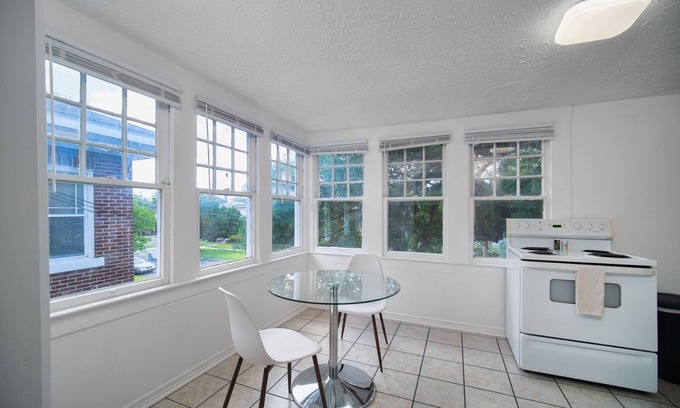Five Points House | This house is a 1 bedroom(s), 1 bathrooms, located in Jacksonville, FL.