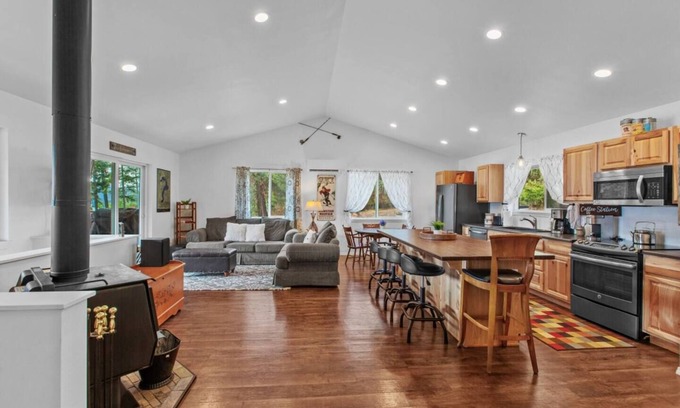 Bayview House | This house is a 3 bedroom(s), 2 bathrooms, located in Bayview, ID.