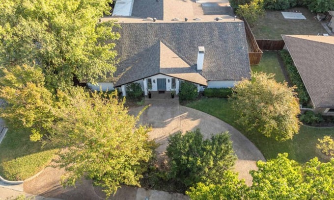 Northwest Dallas House | This house is a 3 bedroom(s), 2 bathrooms, located in Dallas, TX.