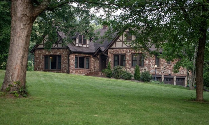 Candler House | This house is a 5 bedroom(s), 2.5 bathrooms, located in Candler, NC.