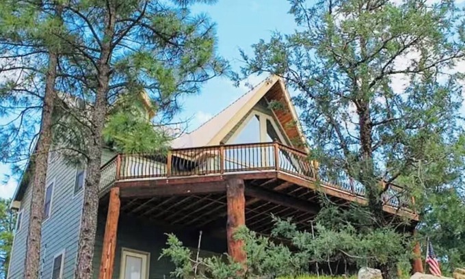 Ruidoso Downs House | This is a luxurious two-story mountain retreat tucked in Ruidoso Downs, NM.