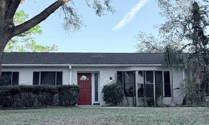Bloomingdale House | This is it: Red Door Vacay House in Delightful Brandon with Game Room and Pool