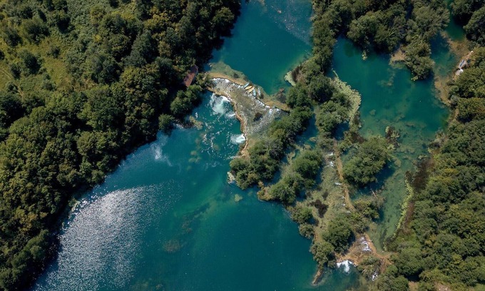 Karlovac House | This large vacation home by the river Dobra welcomes you in a picturesque landscape.