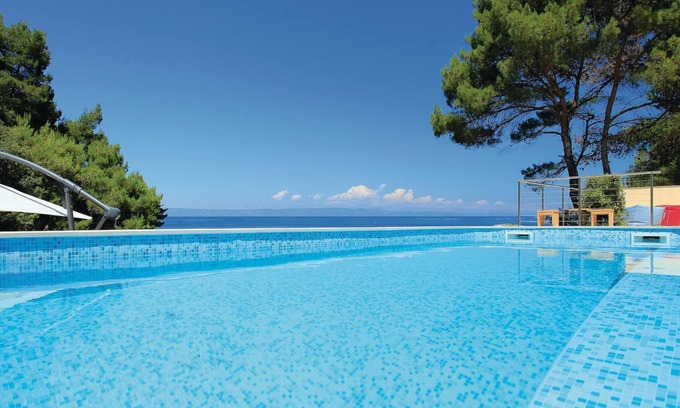Prigradica House | This modern holiday home awaits you on the island of Korula, on the coast and right by the sea.