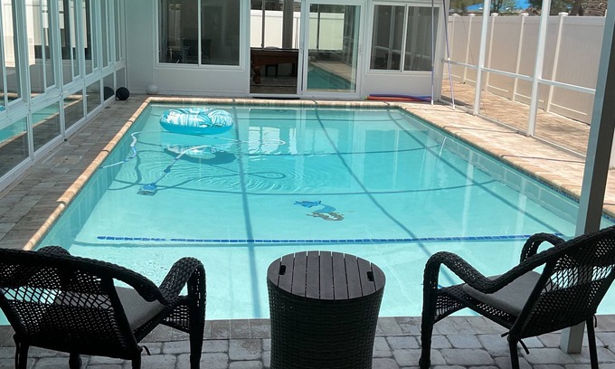 Town N County Park House | This place has swimming pool with water heater and parking for many cars.