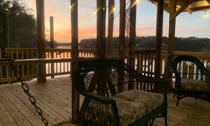 Chiefland House | This Retreat sits directly on the Suwannee River and is your getaway to Nature