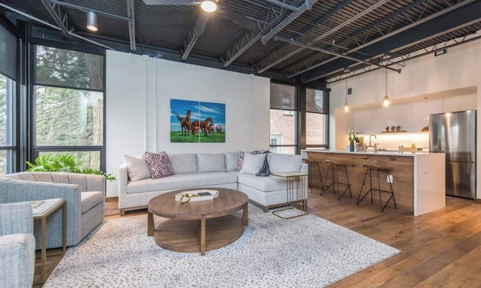 Downtown Apartment | This serviced apartment is a 2 bedroom(s), 2 bathrooms, located in Lexington, KY.