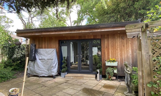 Hemel Hempstead House | Thistle Lodge - Quiet Garden Lodge with off road parking