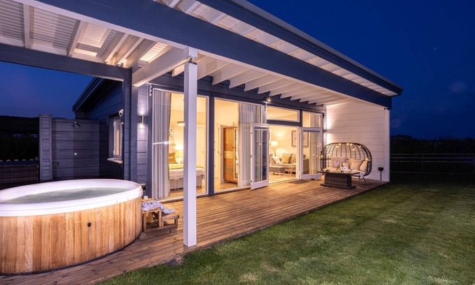 Georgeham Ski Chalet | Thistledown - a lodge that sleeps 2 guests in 1 bedroom