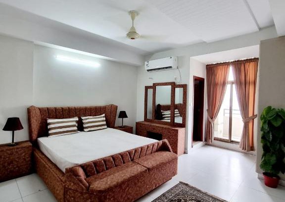 Hassan Abdal Apartment | Three Bed Attached Bath Netflix Wifi Smart TV Parking WFH Desk Near Airport