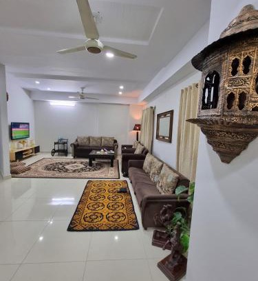 Hassan Abdal Apartment | Three Bed Attached Bath Netflix Wifi Smart TV Parking WFH Desk