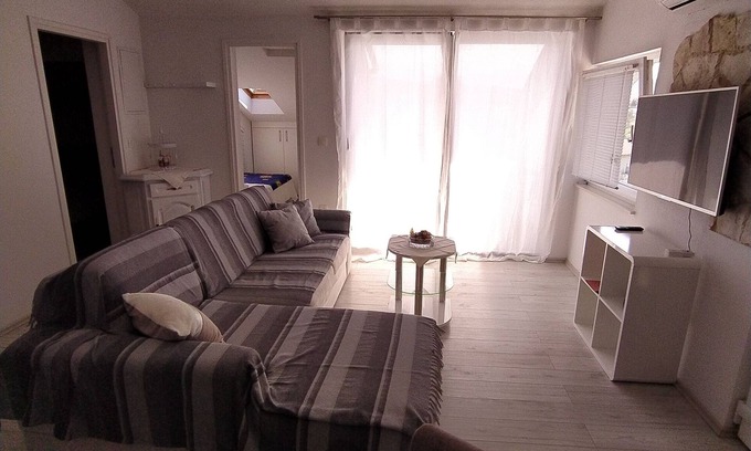 Rab Town Apartment | Three bedroom apartment with terrace and sea view Supetarska Draga - Donja, Rab (A-2022-a)