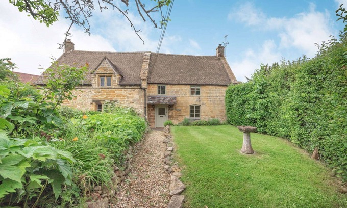 Aston Magna Cottage | Three bedroom pet friendly holiday home in the Cotswolds - Norman Chapel